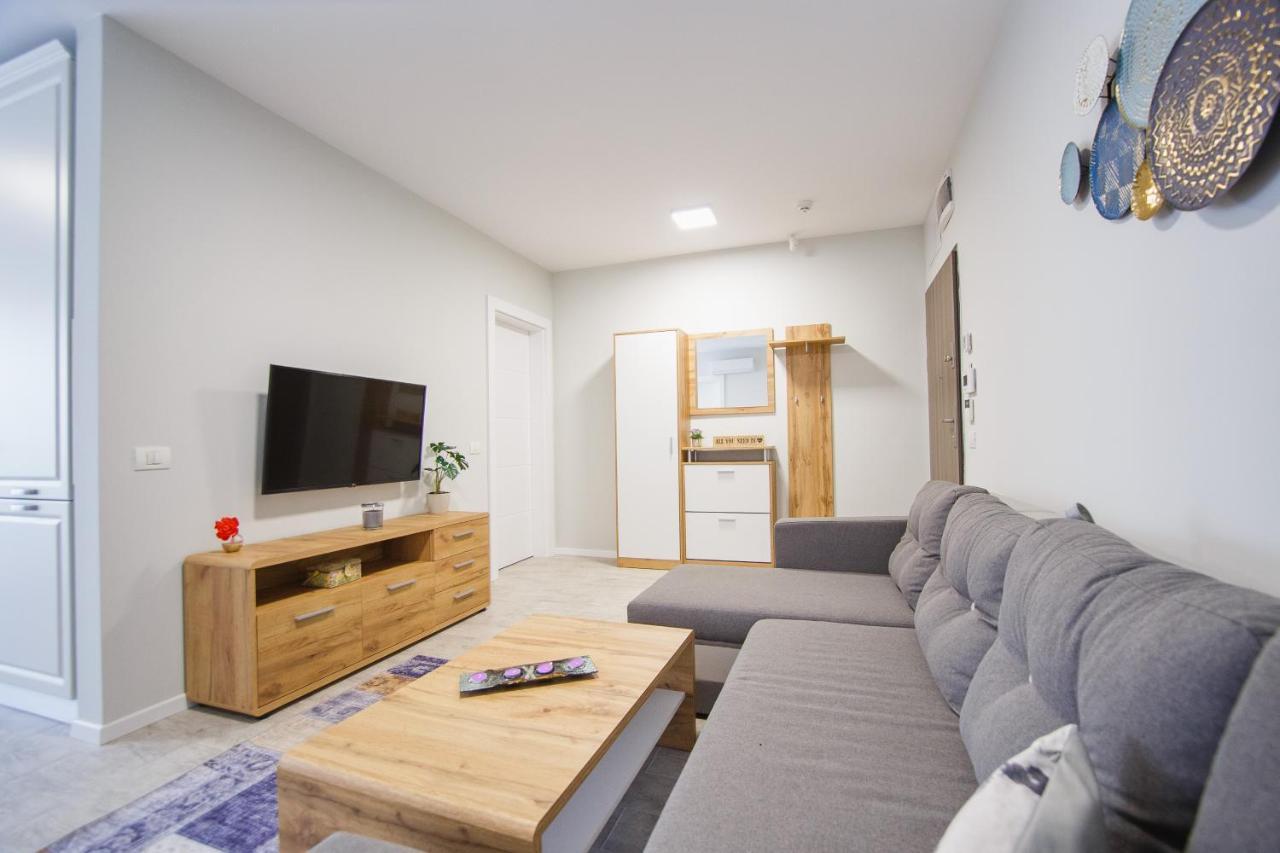 Retreat To A Stylish Home At West Residence Oradea Ngoại thất bức ảnh